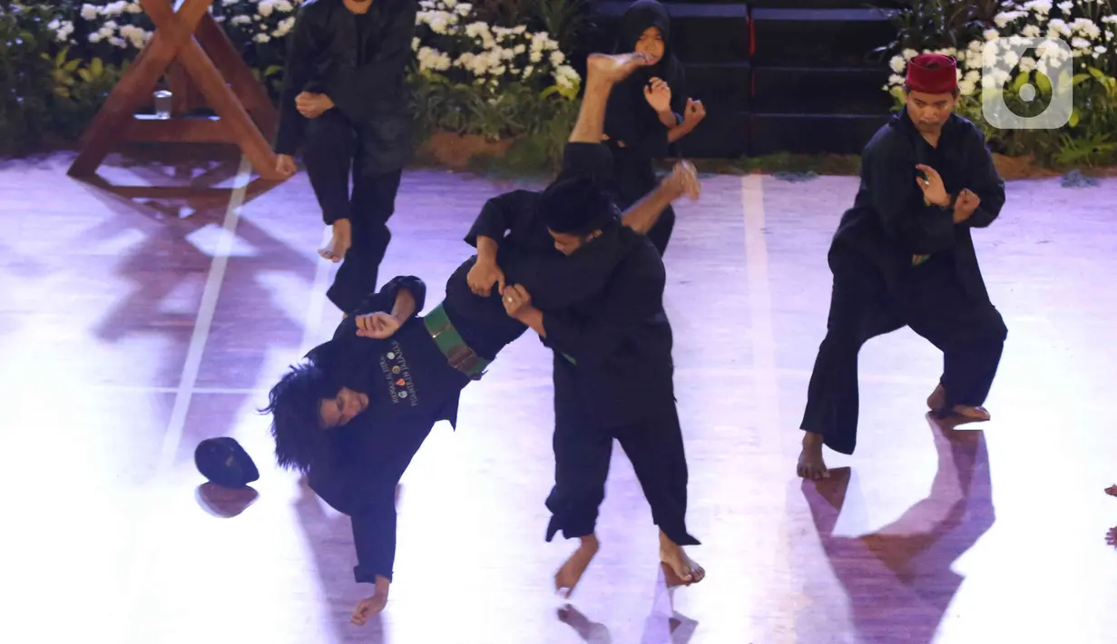 Pesilat melakukan aksi pencak silat saat pentas di Gor Ciracas, Jakarta, Selasa (22/3/2022). Dinas Kebudayaan DKI bersama sejumlah Komunitas Budaya menggelar pergelaran seni budaya untuk memperkenalkan kebudayaan pencak silat serta mengangkat kembali tradisi budaya. (Liputan6.com/Herman Zakharia)