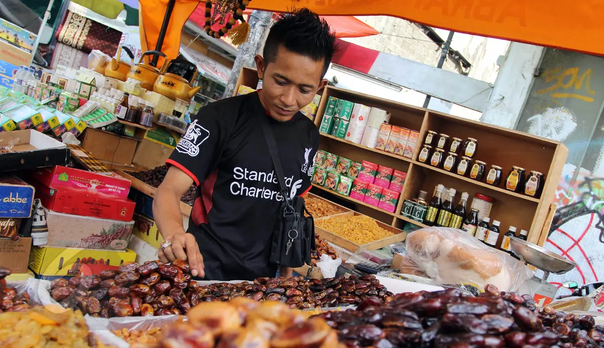 Pedagang buah kurma menggelar dagangannya di pasar Tanah Abang, Jakarta, Selasa, (9/6/2015). Menjelang Ramadan Banyaknya pedagang kaki lima (PKL) yang menggelar dagangan di pinggir jalan menyebabkan daerah Tanah Abang macet. (Liputan6.com/Helmi Afandi)