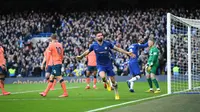 Penyerang Chelsea, Olivier Giroud melakukan selebrasi usai menyarangkan gol ke gawang Everton dalam lanjutan Premier League 2019-2020, Minggu (8/3/2020)