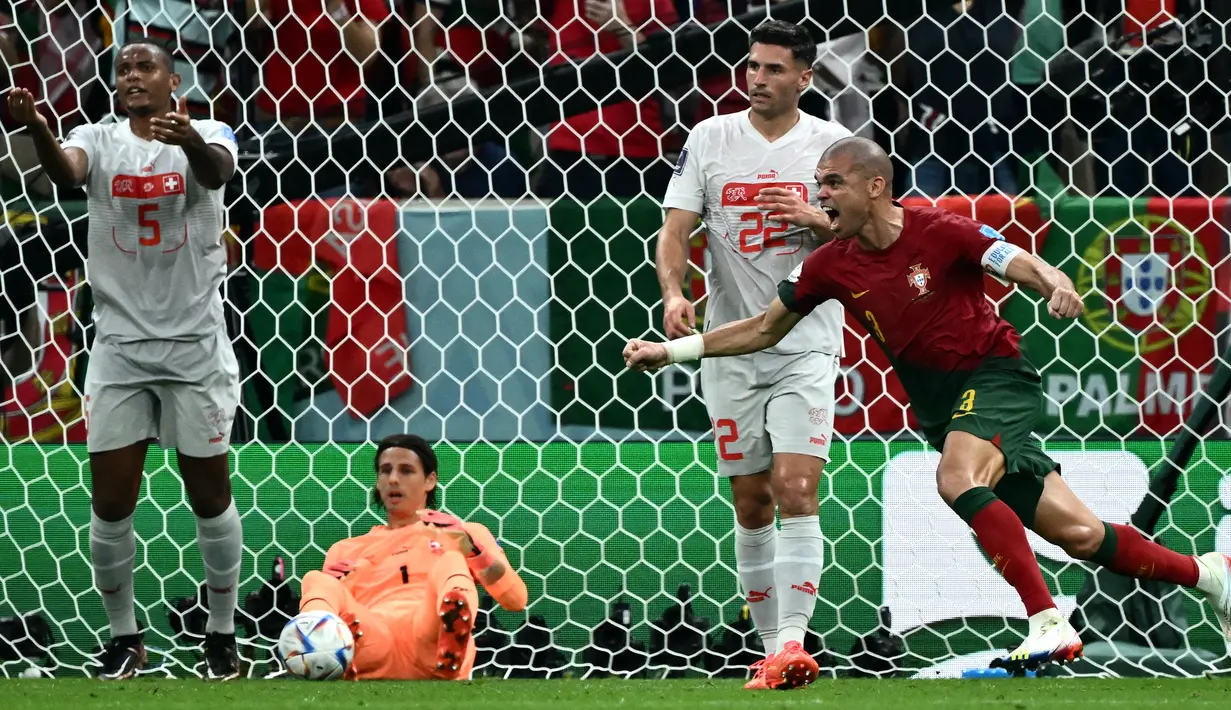 Pepe. Bek tengah Portugal yang menjalani Piala Dunia keempatnya ini menjadi pemain tertua yang mampu mencetak gol pada Piala Dunia 2022 Qatar. Satu-satunya gol tersebut dicetaknya saat Portugal menang 6-1 atas Swiss di babak 16 besar (6/12/2022). Saat itu ia berusia 39 tahun, 9 bulan dan 10 hari. Dengan raihannya tersebut, ia menjadi pencetak gol tertua kedua dalam sejarah Piala Dunia setelah Roger Milla. (AFP/Jewel Samad)