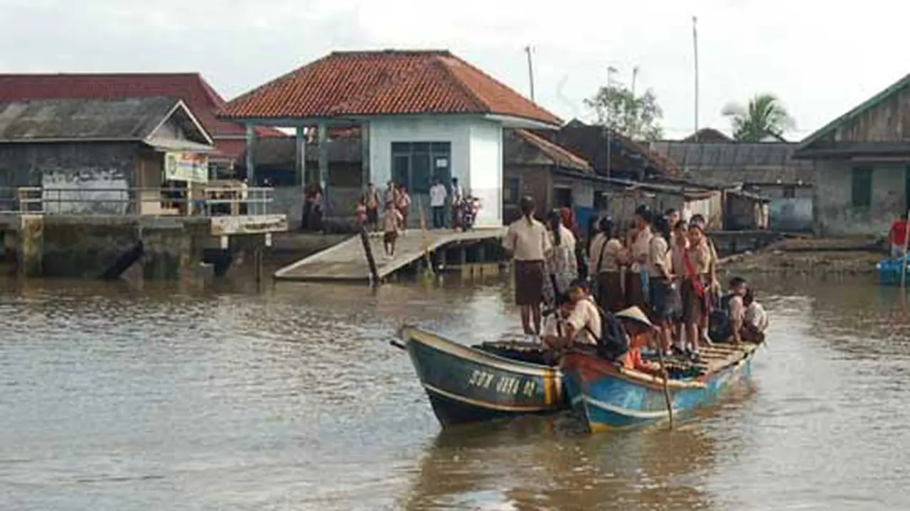 Perahu Antar Anak-anak Ini ke Sekolah
