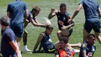 Pemain sepak bola Brasil, Neymar (kiri) dan Gabriel Jesus melempar tepung dan telur ke kepala Philippe Coutinho saat latihan jelang Piala Dunia 2018 di Sochi, Rusia, Selasa (12/6). Aksi ini untuk merayakan ulang tahun Coutinho. (AP Photo/Andre Penner)