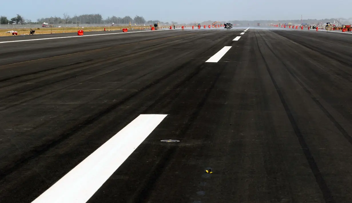 Kondisi landasan pacu atau runway Bandara Internasional Yogyakarta, Kulon Progo, DI Yogyakarta, Rabu (24/4). Landasan pacu Bandara Internasional Yogyakarta memiliki panjang 3.250 meter dengan lebar 45 meter. (Liputan6.com/Helmi Fithriansyah)