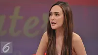 Shandy Aulia saat menjadi bintang tamu 'Dear Haters' di SCTV Tower, Jakarta, Kamis (25/8/2016). (Liputan6.com/Gempur M Surya)