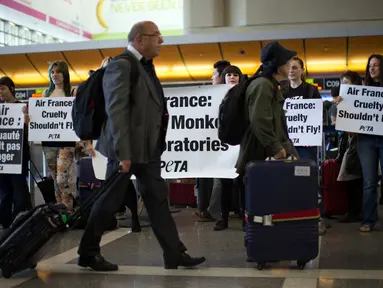 Sejumlah aktivis People for the Ethical Treatment of Animals (PETA) berunjuk rasa di Bandara Internasional Los Angeles, California (28/4/2014). (REUTERS/Mario Anzuoni)