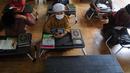 Anak-anak melakukan setoran ayat Alquran saat kegiatan homeschooling berbasis pesantren Paket A di Skoba Madani, Parung, Bogor, Rabu (14/4/2021). Bulan Ramadhan, umat muslim memperbanyak ibadah terutama membaca dan mengkaji kandungan Alquran. (merdeka.com/Arie Basuki)