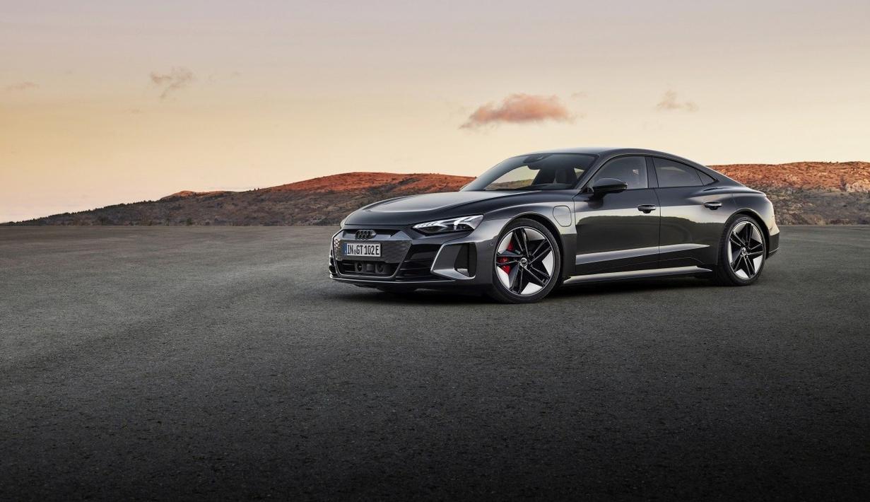 Audi RS E-Tron GT merupakan sebuah sedan mewah bertenaga listrik yang berada pada segmen sedan empat pintu. Sedan mewah ini memiliki mesin istrik yang berjumlah 2 buah dengan tenaga hingga 637hp dengan baterai kapasitas 93.4 kWh yang memungkinkan mobil ini melaju sejauh 425km. (Source: auto-data.net)