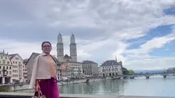 Begitu mendarat di Zurich, Mayang langsung jalan-jalan. Ia pun tampil maksimal dengan dress cantik dan tas mewahnya.(instagram.com/mayangsari_official)