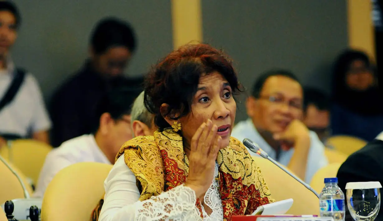 Menteri Susi Pudjiastuti menuturkan permasalahan kelautan dan perikanan kepada para senator Komite II DPD RI, Jakarta, Rabu (5/11/2014). (Liputan6.com/Andrian M Tunay)