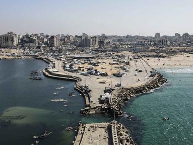 Pemandangan dari udara memperlihatkan tenda-tenda yang menampung pengungsi Palestina di kawasan yang rusak akibat perang di sekitar pelabuhan Kota Gaza pada 20 Oktober 2025, selama gencatan senjata yang dimediasi oleh Amerika Serikat antara Israel dan faksi-faksi Palestina. (Foto oleh AFP)