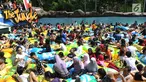 Ribuan pengunjung memadati wahana ombak di The Jungle, BNR, Bogor, Jawa Barat, Senin (18/6). Tiga hari setelah Lebaran, sejumlah tempat wisata di kawasan Jabotabek dipenuhi warga yang memanfaatkan libur kerja. (Merdeka.com/Arie Basuki)