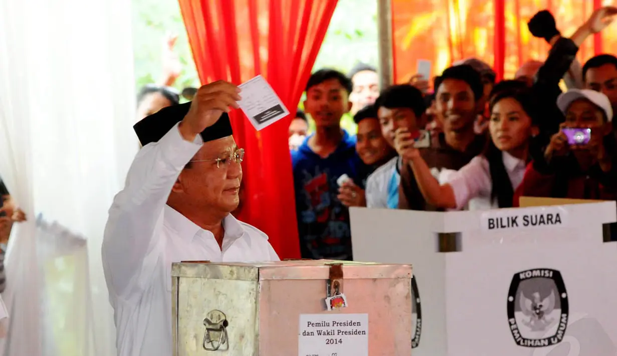 Sesudah menggunakan hak suaranya, ia memperlihatkan kertas suara yang baru saja ia pilih. (Liputan6.com / Andrian Martinus)