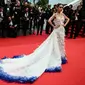 Cinta Laura pose di karpet merah Festival Film Cannes 2024. (dok. CHRISTOPHE SIMON / AFP)