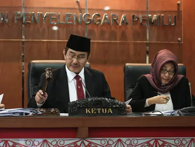 Ketua DKPP Jimly Asshidiqie (tengah) memimpin sidang agenda pembacaan sembilan putusan di Jakarta, Jumat (7/4). Salah satunya, putusan sidang kode etik Ketua KPU DKI, Sumarno, dan Ketua Bawaslu DKI, Mimah Susanti. (Liputan6.com/Faizal Fanani)