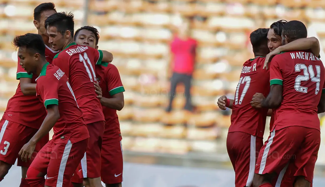 Para pemain Timnas Indonesia merayakan gol yang dicetak oleh Ezra Walian ke gawang Kamboja di Stadion Shah Alam, Selangor, Kamis, (24/8/2017). Indonesia menang 2-0 atas Kamboja. (Bola.com/Vitalis Yogi Trisna)