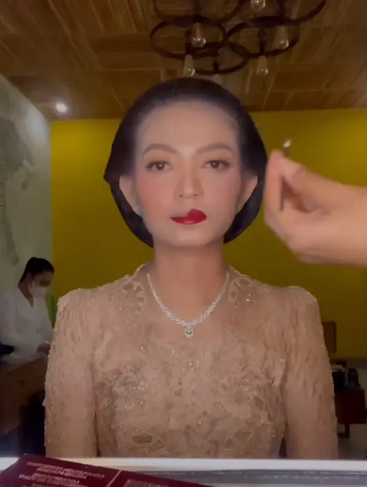 Lalu lipstik secara merata dipoles ke bagian atas bibir, yang dibuat bibir terlihat penuh oleh lipstik. Sang MUA pun memilih lipstik warna merah merona. [@antoniusanungmakeup]