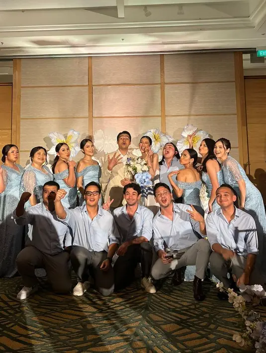 Tak hanya gaya etnik, para bridesmaid juga tampil dalam look internasional lewat dress warna biru. Biru jadi tema pernikahan Mikha dan Deva yang menggambarkan samudra. [@taskyanamya]