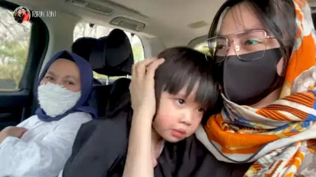 Ketika sudah pulang dari makam sang ayah pun, Yaya ungkap ingin masih bersama sang ayah hingga menangis.