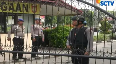 Saat ini polisi telah mengamankan mobil avanza yang digunakan dalam penyerangan dan mengamankan senjata tajam dari lokasi kejadian.