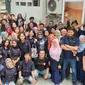 Awak redaksi Liputan6.com berfoto bersama di dek Gedung KLY usai merayakan ulang tahun yang ke-19, Senin (26/8). (Liputan6.com/Adinda Tri Wardhani)