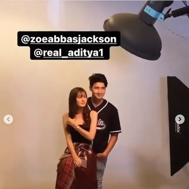 6 Gaya Pemotretan Aditya Zoni dan Zoe Abbas Jackson, Rayakan Monthversarry