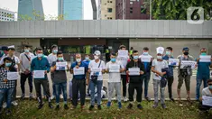 Para imigran melakukan aksi unjuk rasa di Kedubes Australia, Jakarta, Senin (5/4/2021).  Mereka berharap bisa segera dapat hidup di negara tujuan mereka Australia (negara ketiga) dengan nasib mereka yang terkatung-katung di negara transit (indonesia) tanpa kejelasan. (Liputan6.com/Faizal Fanani)