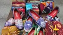 Selain menjadi kain dan pakaian, Batik Sasirangan juga diaplikasikan pada motif sepatu dan aksesori (Liputan6.com/Novi Nadya)