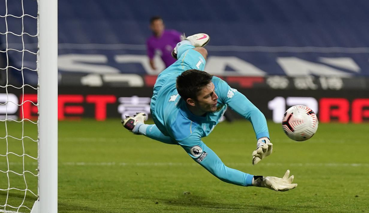 2. Nick Pope (Burnley). Kiper asal Inggris berusia 28 tahun ini telah membuat 85 saves dalam 21 penampilannya selama 1890 menit. (AP/Tim Keeton/Pool)
