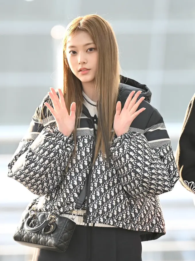 8 Gaya Seleb dengan Tas Dior Small Lady D-Joy, Jisoo BLACKPINK hingga Haerin NewJeans