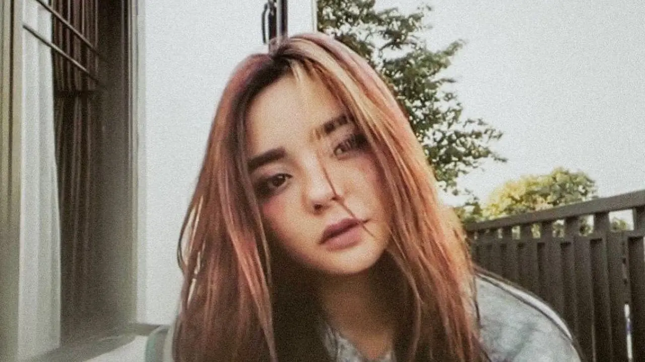 Messy Hair Style yang Berhasil Membuat Potret Gita Sinaga Semakin Menarik.