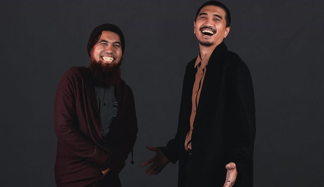 Proses kreatif "Hey Dunia" melibatkan beberapa musisi, termasuk Tomo Widayat dan Ali Hasan (Iyonk), yang membantu Salman dalam penggarapan aransemen musiknya. Lagu ini membawa pesan spiritual yang menyentuh tentang perjalanan batin dan kesadaran akan Tuhan. (Liputan6.com/IG/@pakduta)