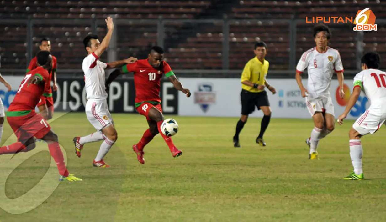 Greg Nwokolo (nomor 10) mencoba menembus lini pertahanan pemain Cina dalam laga Kualifikasi Piala Asia di Stadion GBK Jakarta  (Liputan6.com/Helmi Fithriansyah)