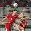 Penyerang Timnas Indonesia, Mitchell Baker (9), berduel udara dengan para pemain Vietnam pada laga ketiga Grup A Piala AFF 2026 di Stadion Pakansari, Bogor, Senin (3/8/2026) malam WIB. Mitchell Baker beberapa kali menjadi target umpan lambung skuad Garuda, namun gagal membawa Timnas Indonesia mencetak gol dalam laga yang berakhir dengan kekalahan 0-3 dari Vietnam. (Kapanlagi.com/Budy Santoso)