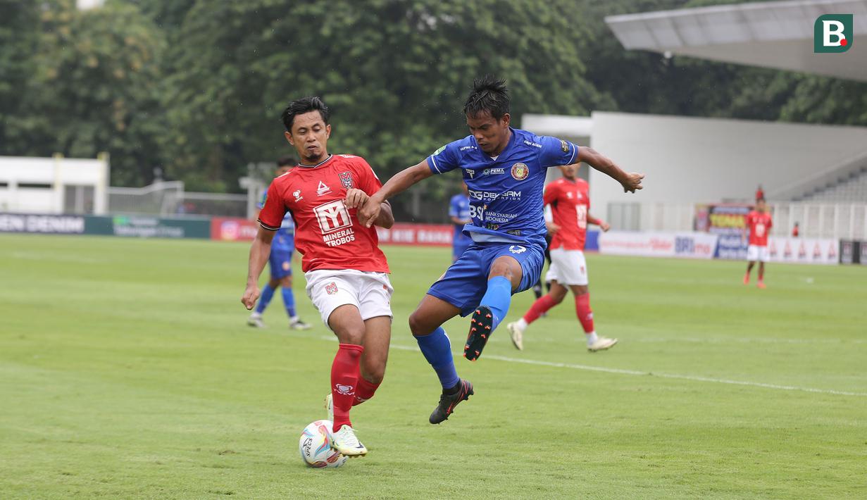 <p>Pemain Malut United, Bagus Nirwanto (kiri) berebut bola dengan pemain Persiraja Banda Aceh, Agus Suhendra pada laga leg kedua perebutan tempat ketiga Pegadaian Liga 2 2023/2024 atau playoff promosi Liga 1 2024/2025 di Stadion Madya, Senayan, Jakarta, Sabtu (9/3/2024). (Bola.com/Abdul Aziz)</p>