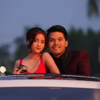 Fuji dan Thariq Halilintar saat berpose di mobil dengan atap terbuka. Keduanya begitu serasi dengan busana yang dikenakan, Fuji mengenakan dress berwarna merah sedangakan Thariq dengan setelan jas hitam. Fuji menggungah foto ini di akun Instagramnya dengan menulis pesan “Berjuang bersama sama terus ya be”.  (Instagram/fuji_an)