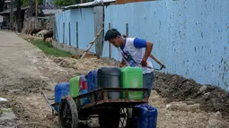 Di tengah musim kemarau seperti saat ini, pedagang air keliling di kawasan Jakarta kini meraup rezeki, Senin (22/9/14). (Liputan6.com/Faizal Fanani)