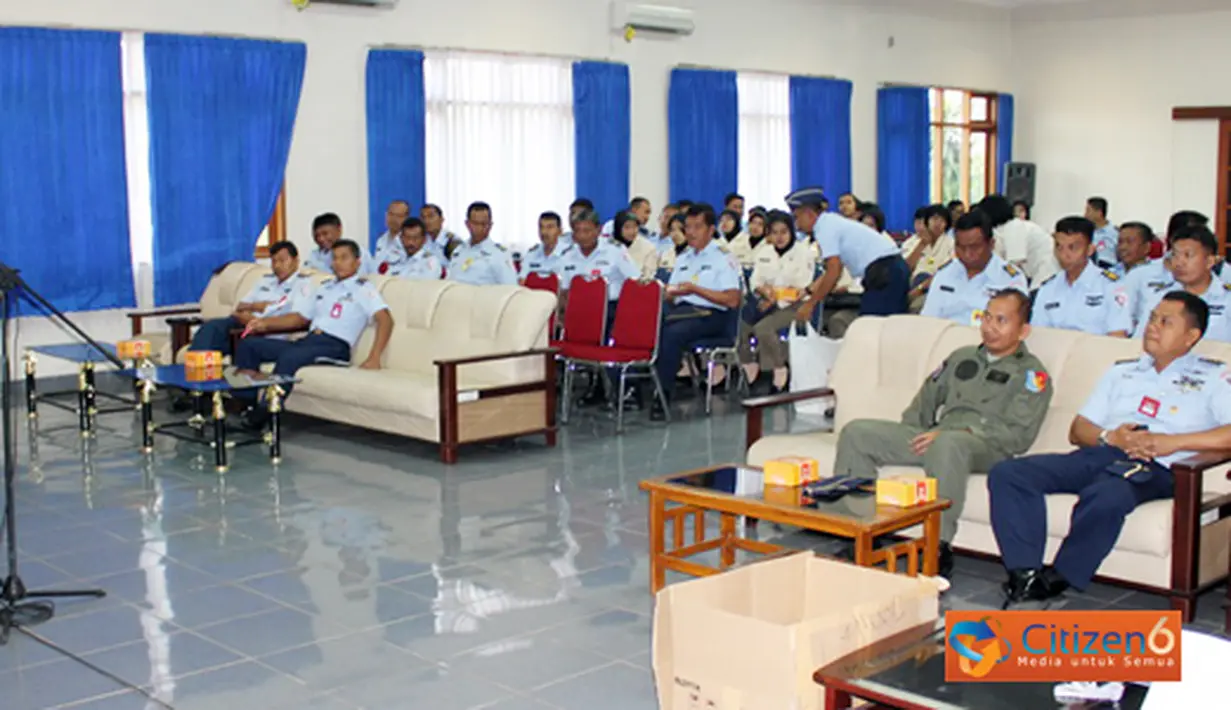 Citizen6, Kalijati: Personel Lanud Suryadarma juga mengikuti ceramah asuransi seusai apel pagi di Aula Sekbang. (Pengirim: Badarudin Bakri)