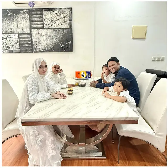 Potret 7 artis rayakan Lebaran 2025 bareng mantan pasangan, Desta & Natasha Rizky kompak berbaju biru