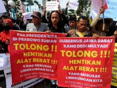 Warga dari Desa Iwul yang menamakan diri sebagai Aliansi Bela Masyarakat Sipil melakukan aksi unjuk rasa damai di gerbang utama Perumahan Telaga Kahuripan, Kabupaten Bogor, Kamis (19/12/2024). (merdeka.com/Arie Basuki)