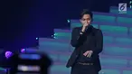 Vokalis Armada hibur penonton pada perayaan HUT Indosiar ke-23 di Jakarta Convention Center (JCC), Kamis (11/1). Grup band Armada dan Bintang Pantura duet membawakan lagu membawakan lagu Pergi Pagi Pulang Pagi. (Liputan6.com/Helmi Fithriansyah)