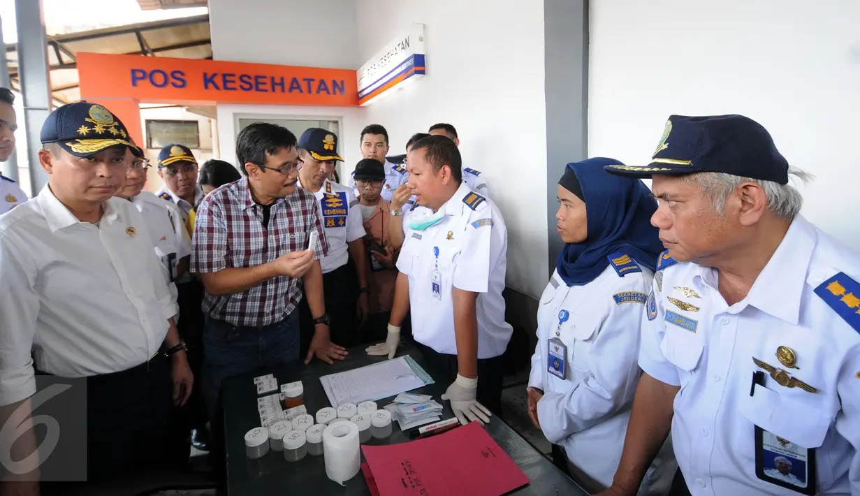 Wagub DKI Jakarta, Djarot Saiful Hidayat (baju kotak kotak) melakukan tanya jawab dengan petugas kesehatan saat melakukan pemeriksaan mendadak bersama Menhub, Ignasius Jonan di Stasiun Senen, Jakarta, Sabtu (2/7). (Liputan6.com/Helmi Fithriansyah)