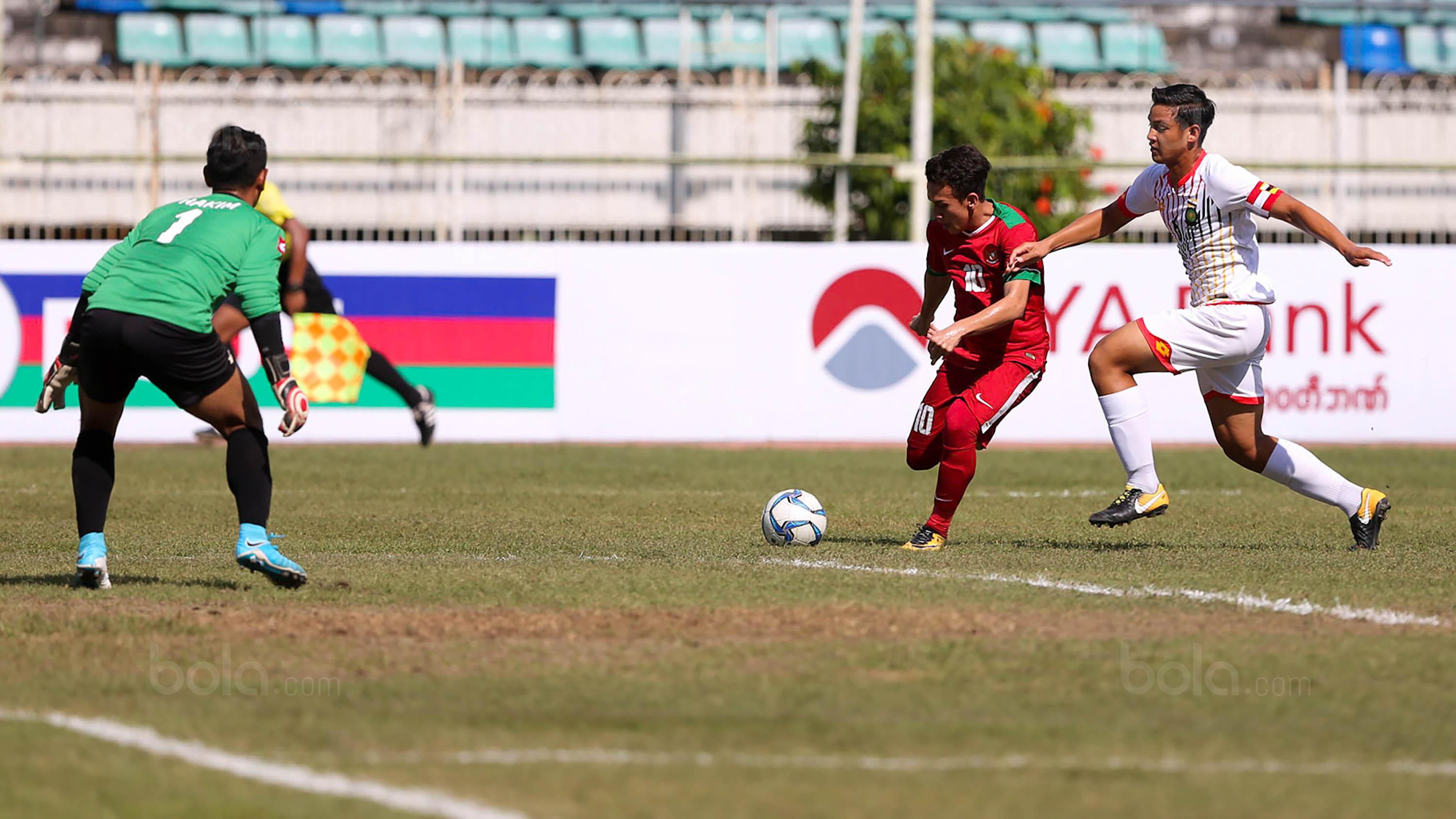 Pemain Timnas Indonesia U-19, Egy Maulana Vikri, melepaskan tendangan saat pertandingan melawan Brunei Darussalam di Stadion Thuwunna, Rabu, (13/9/2017). Indonesia unggul 6-0 atas Brunei Darussalam di babak pertama. (Liputan6.com/Yoppy Renato)