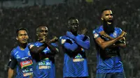 Pemain Arema berselebrasi gol Makan Konate ke gawang Persib di Stadion Kanjuruhan, Kabupaten Malang, Selasa (30/7/2019). (Bola.com/Iwan Setiawan)