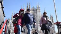 Warga mengenakan masker   berjalan masuk ke sebuah stasiun kereta bawah tanah di Milan, Italia (24/2/2020). enam orang meninggal dan 222 lainnya teruji positif infeksi COVID-19 di Italia. (Xinhua/Daniele Mascolo)