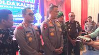 Kapolda Kaltim Irjen Pol Imam Sugianto (tengah) didampingi Kapolres Paser AKBP Kade Budiyarta (dua dari kiri) saat diwawancarai awak media.