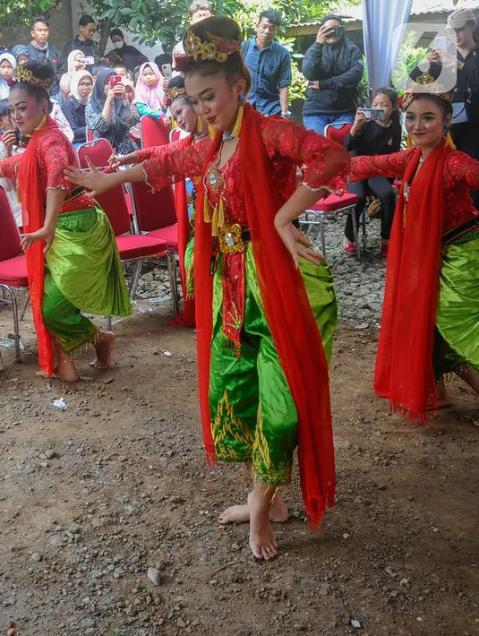 Penampilan tarian tradisional saat acara budaya sedekah bumi di Lembur Sawah, Mulyaharja, Bogor, Jawa Barat, Minggu (23/7/2023). (merdeka.com/Arie Basuki)