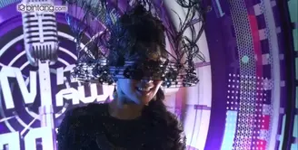 Bukan Syahrini namanya jika tidak cetar dalam gaya busananya. Tampil serba hitam di SCTV Music Awards 2016,  Syahrini bagai women in black dengan mahkota sangkar burung seberat 10 kilogram.