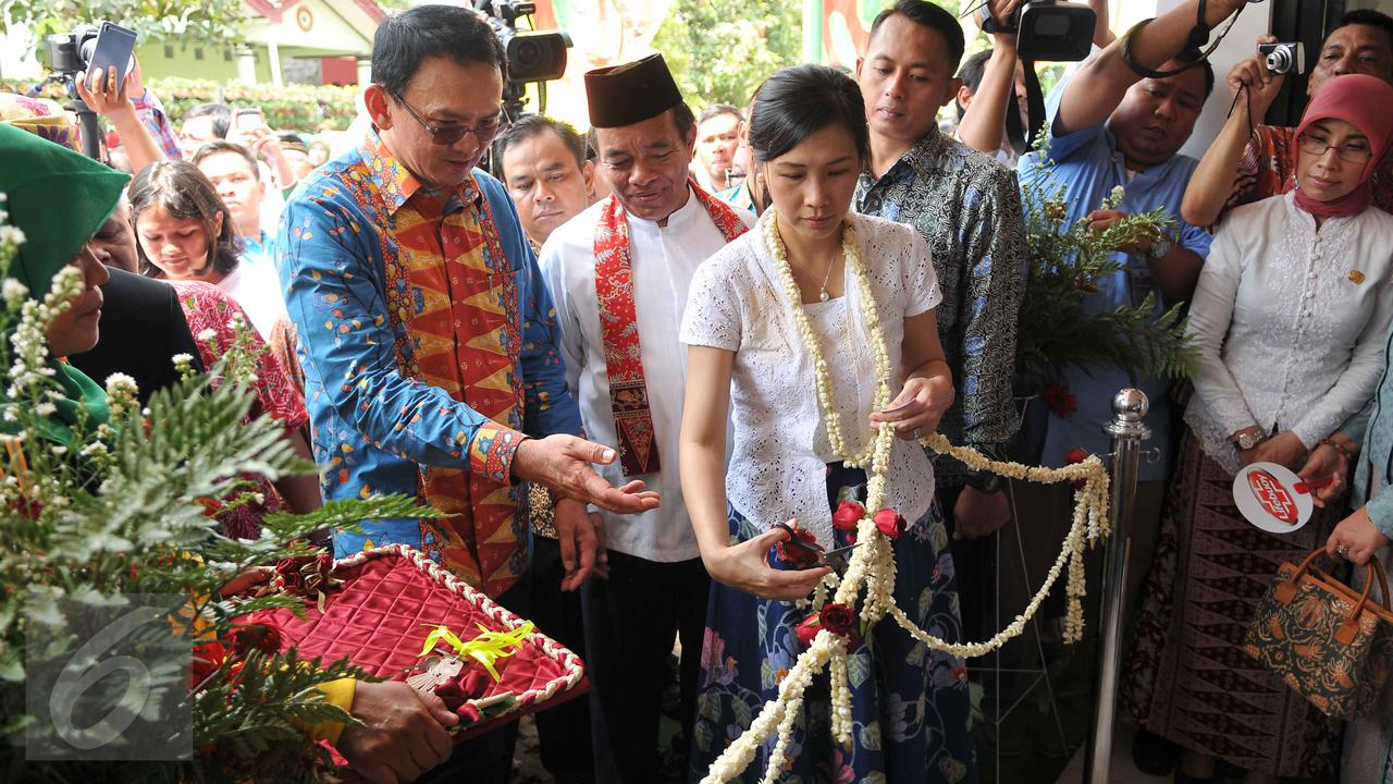 20151022-Ahok Jajal Main Bola saat Resmikan RPTRA Cililitan-Jakarta