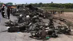 Sejumlah bangkai kendaraan yang hangus terbakar akibat ledakan truk tangki minyak yang terbalik dan meledak di jalan raya dekat Bahawalpur, Pakistan (25/6). Dikabarkan, sedikitnya 123 orang tewas dan 100 lainnya mengalami luka-luka. (AP Photo / Iram Asim)
