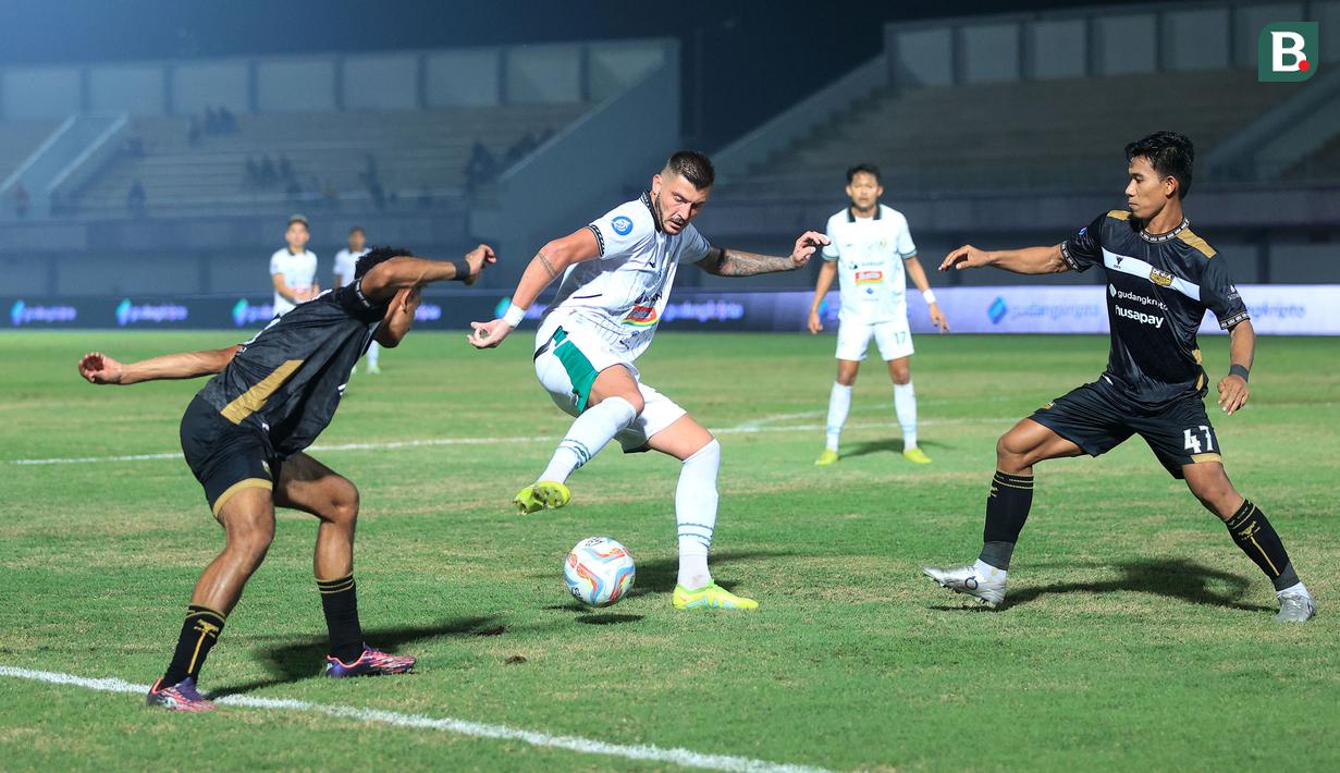<p>Pemain PSS Sleman, Yevhen Bokhashvili (tengah) mengontrol bola di antara dua pemain Dewa United, Theofillo Numberi (kiri) dan Agung Mannan pada laga pekan ke-15 BRI Liga 1 di Stadion Indomilk Arena, Tangerang, Jumat (6/10/2023). PSS Sleman kalah dengan skor 1-3. (Bola.com/M. Iqbal Ichsan)</p>
